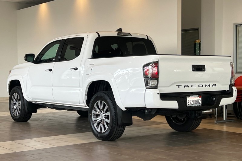 Toyota Tacoma 4WD Vehicle Full-screen Gallery Image 06