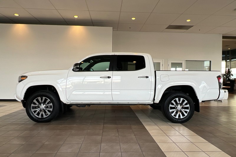 Toyota Tacoma 4WD Vehicle Full-screen Gallery Image 07