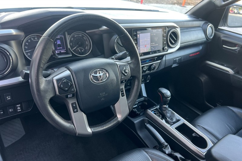 Toyota Tacoma 4WD Vehicle Full-screen Gallery Image 10