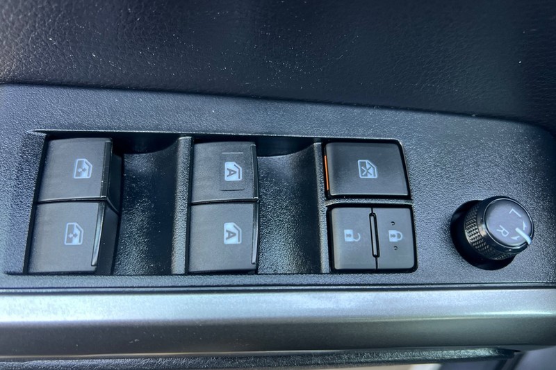 Toyota Tacoma 4WD Vehicle Full-screen Gallery Image 11