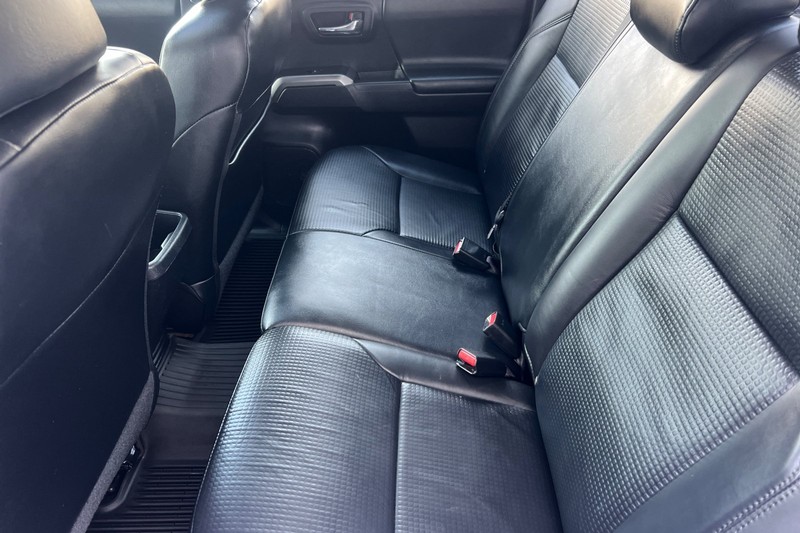 Toyota Tacoma 4WD Vehicle Full-screen Gallery Image 12