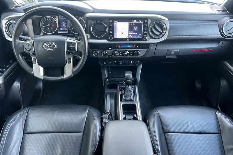 Toyota Tacoma 4WD Vehicle Full-screen Gallery Image 13