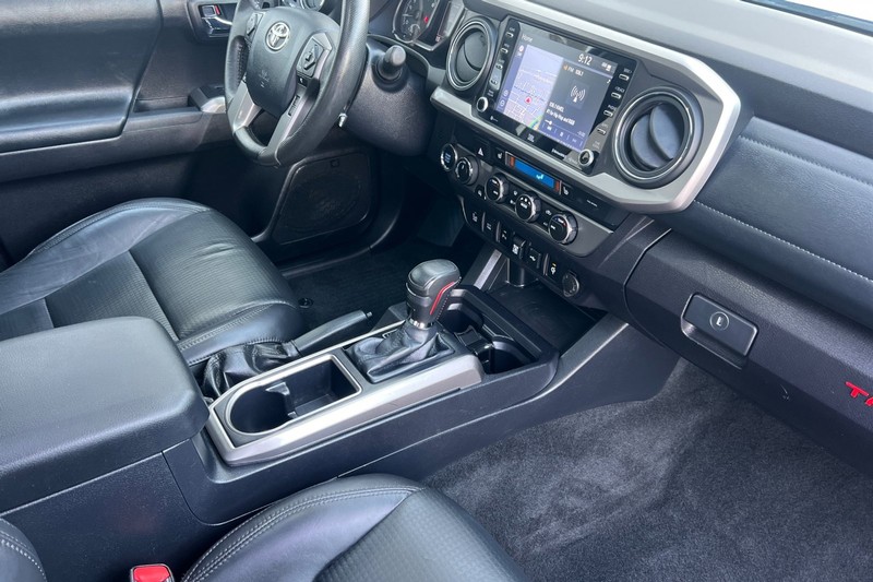 Toyota Tacoma 4WD Vehicle Full-screen Gallery Image 15