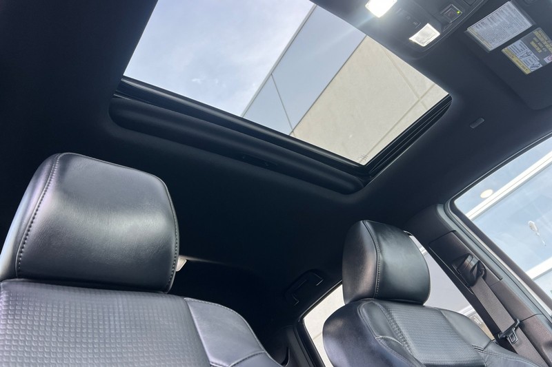 Toyota Tacoma 4WD Vehicle Full-screen Gallery Image 16