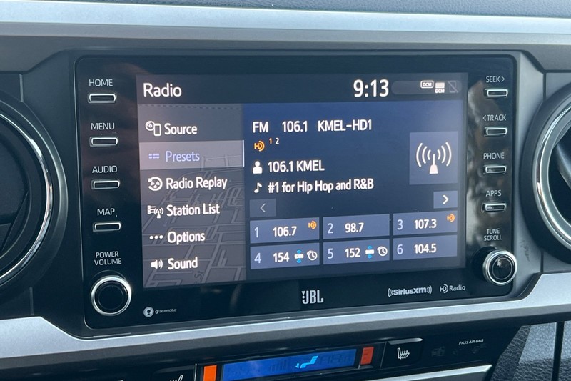 Toyota Tacoma 4WD Vehicle Full-screen Gallery Image 17