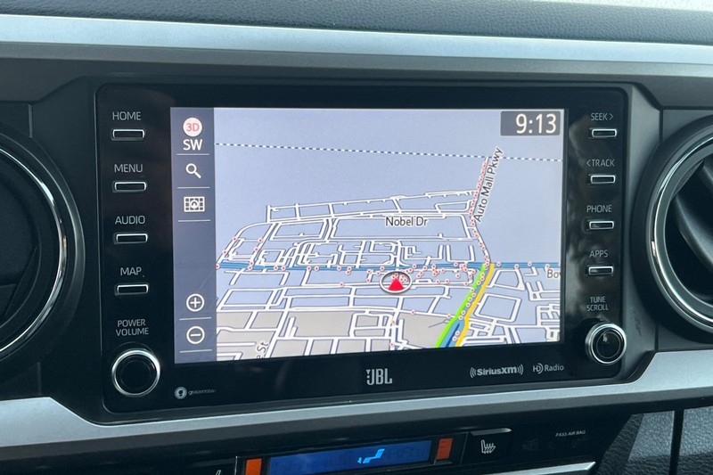 Toyota Tacoma 4WD Vehicle Full-screen Gallery Image 18