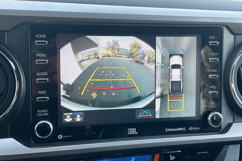 Toyota Tacoma 4WD Vehicle Full-screen Gallery Image 19