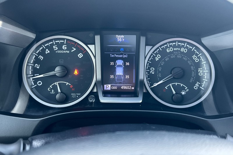 Toyota Tacoma 4WD Vehicle Full-screen Gallery Image 24