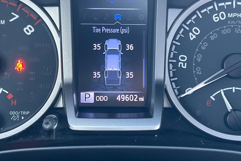 Toyota Tacoma 4WD Vehicle Full-screen Gallery Image 25