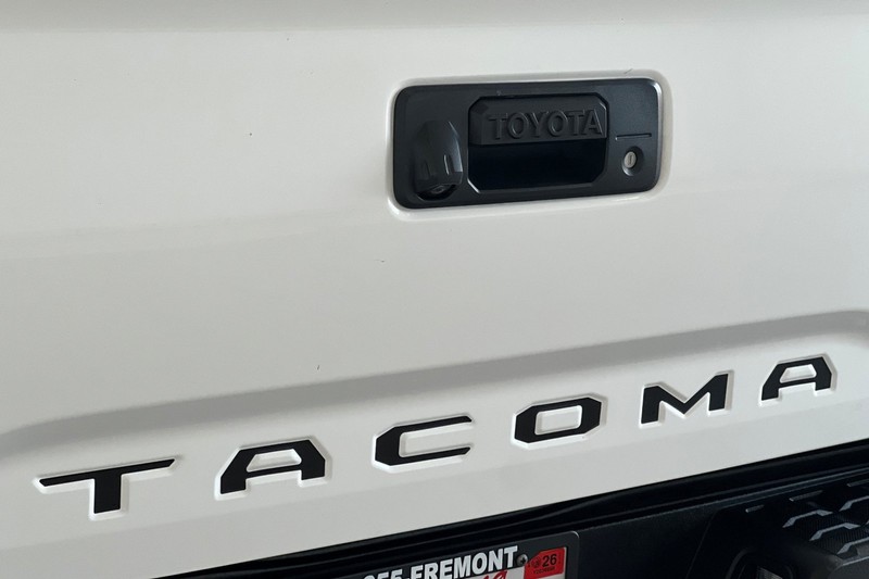 Toyota Tacoma 4WD Vehicle Full-screen Gallery Image 27