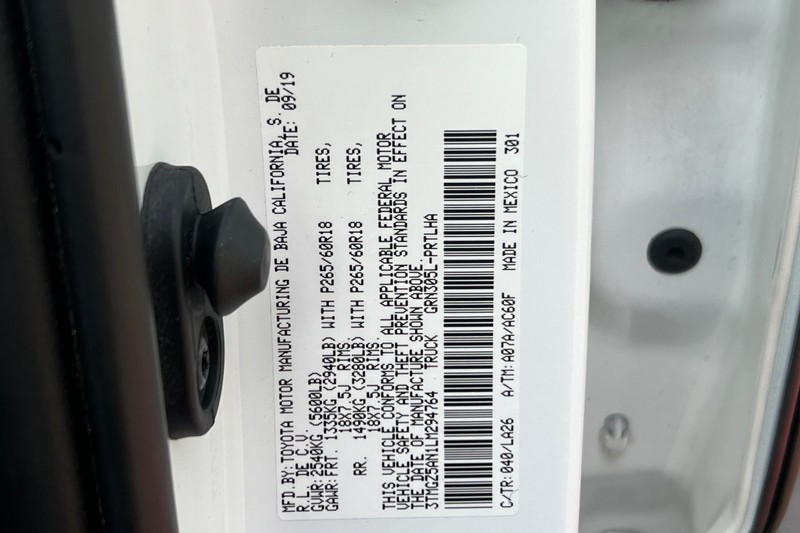 Toyota Tacoma 4WD Vehicle Full-screen Gallery Image 29