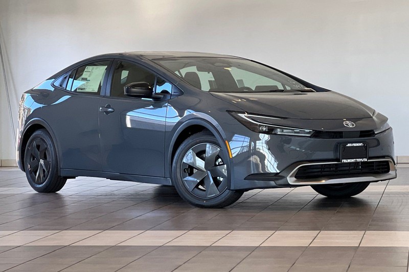 Toyota Prius Plug-In Hybrid Vehicle Full-screen Gallery Image 02