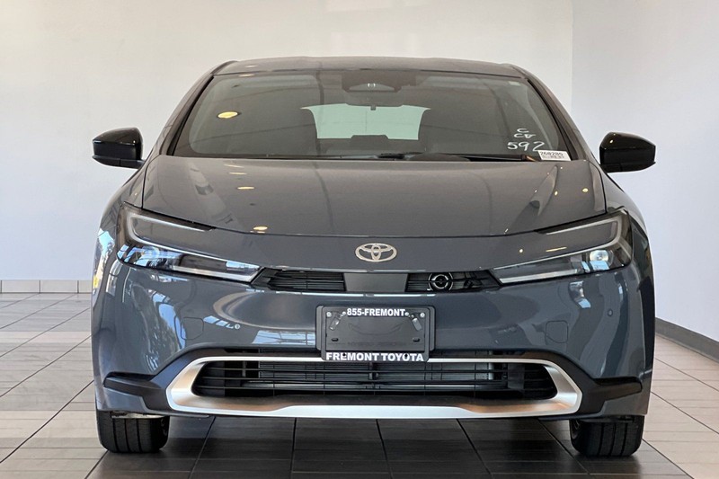 Toyota Prius Plug-In Hybrid Vehicle Full-screen Gallery Image 03