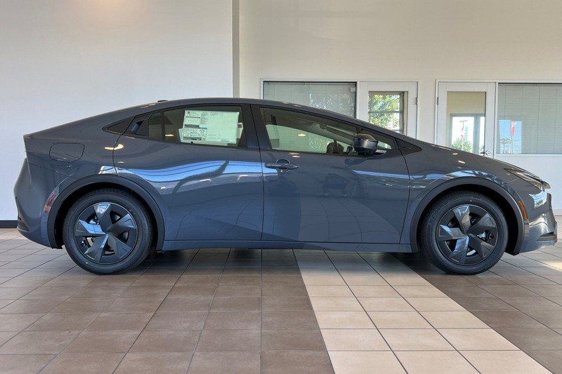 Toyota Prius Plug-In Hybrid Vehicle Full-screen Gallery Image 04