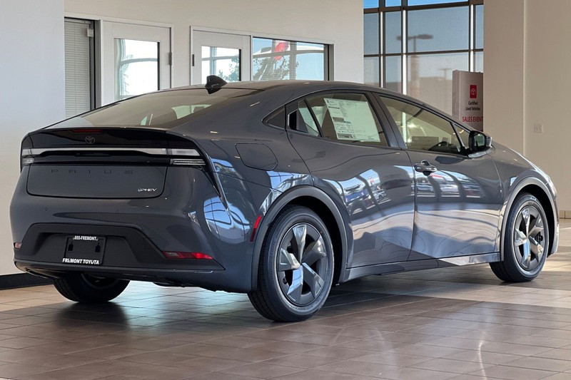 Toyota Prius Plug-In Hybrid Vehicle Full-screen Gallery Image 05