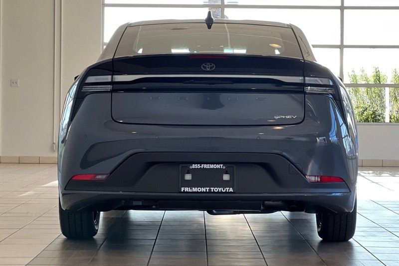 Toyota Prius Plug-In Hybrid Vehicle Full-screen Gallery Image 06