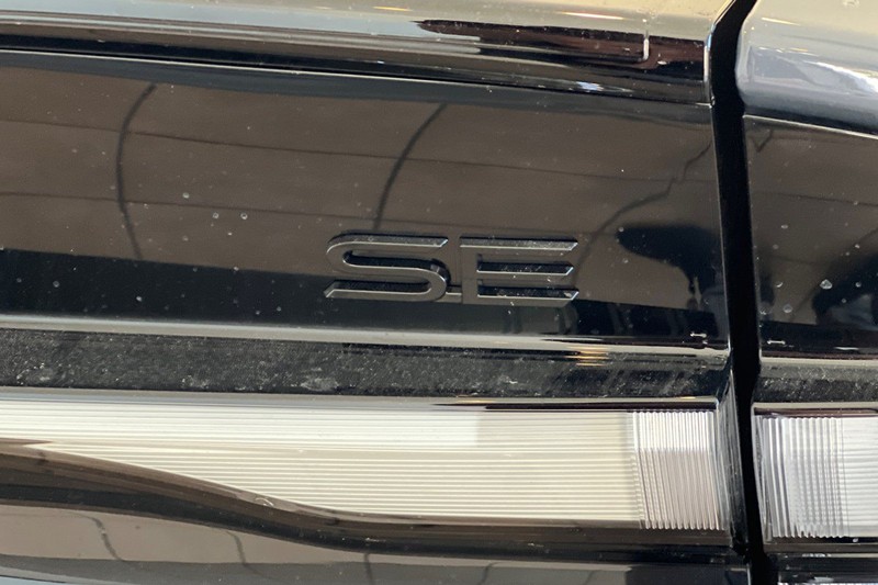 Toyota Prius Plug-In Hybrid Vehicle Full-screen Gallery Image 07