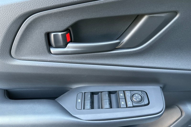 Toyota Prius Plug-In Hybrid Vehicle Full-screen Gallery Image 09