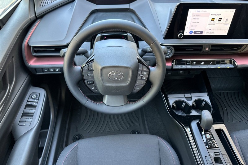 Toyota Prius Plug-In Hybrid Vehicle Full-screen Gallery Image 12