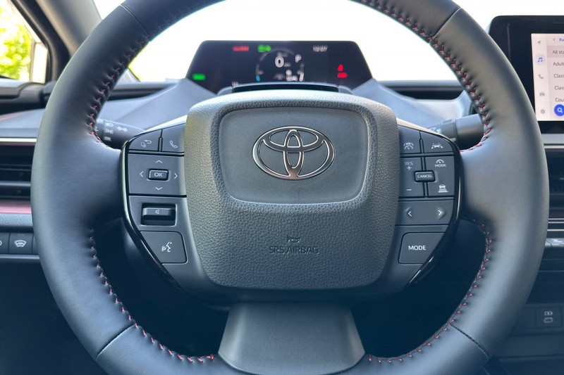 Toyota Prius Plug-In Hybrid Vehicle Full-screen Gallery Image 20