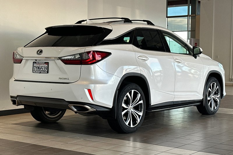 Lexus RX Vehicle Full-screen Gallery Image 04