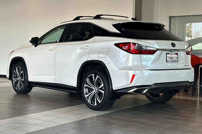 Lexus RX Vehicle Full-screen Gallery Image 06