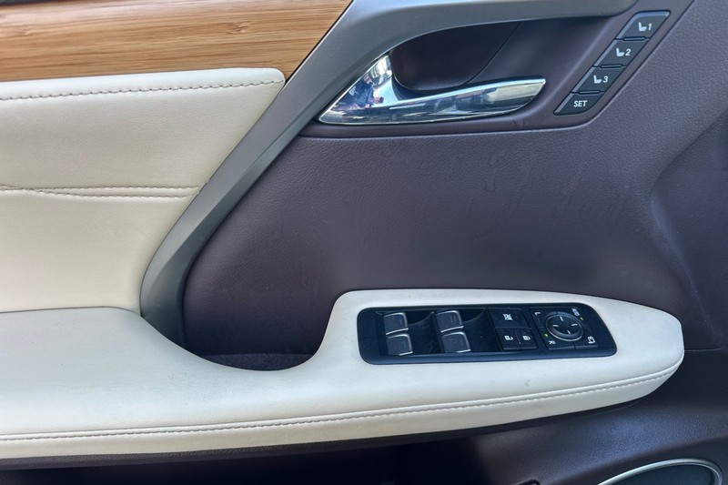 Lexus RX Vehicle Full-screen Gallery Image 11