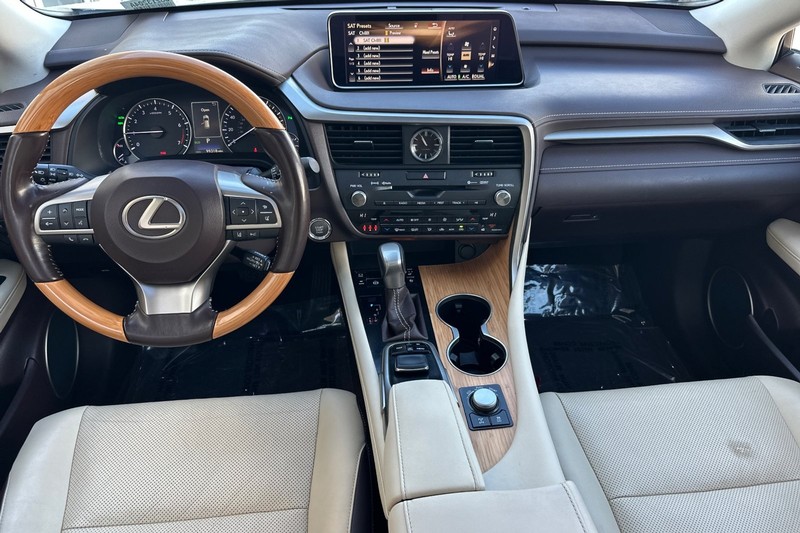 Lexus RX Vehicle Full-screen Gallery Image 13