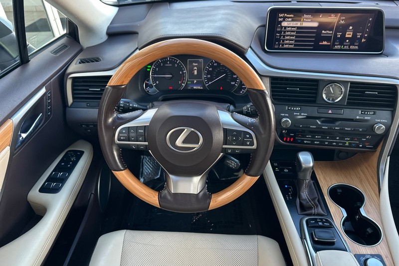 Lexus RX Vehicle Full-screen Gallery Image 14