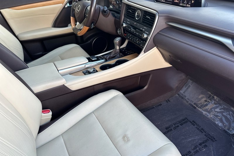 Lexus RX Vehicle Full-screen Gallery Image 15