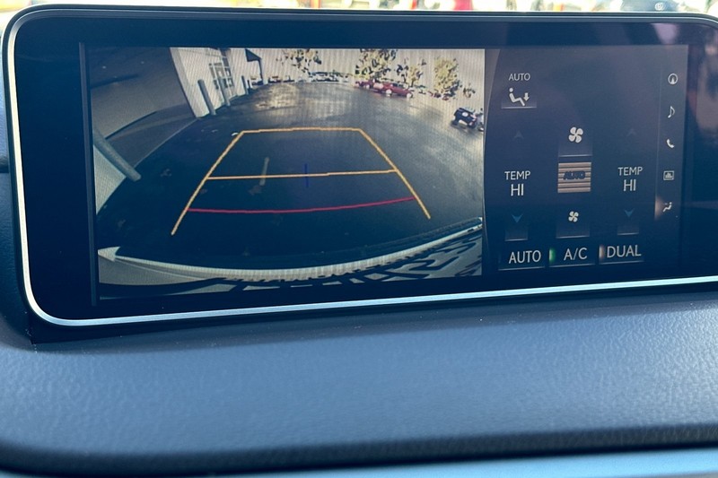 Lexus RX Vehicle Full-screen Gallery Image 19