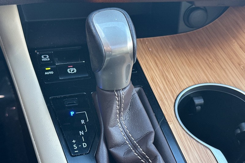 Lexus RX Vehicle Full-screen Gallery Image 21