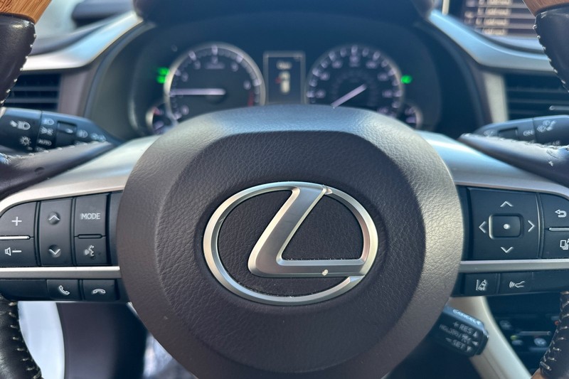 Lexus RX Vehicle Full-screen Gallery Image 23