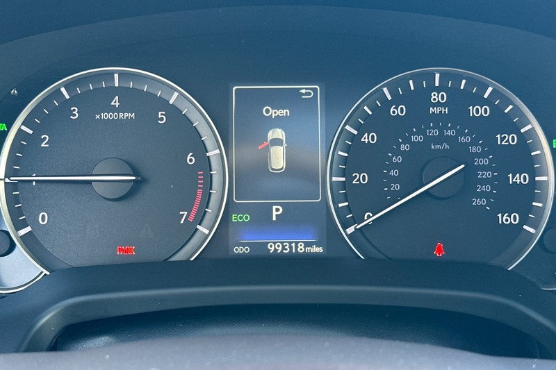 Lexus RX Vehicle Full-screen Gallery Image 24