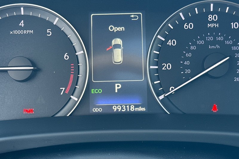 Lexus RX Vehicle Full-screen Gallery Image 25