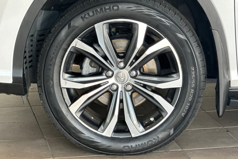 Lexus RX Vehicle Full-screen Gallery Image 26