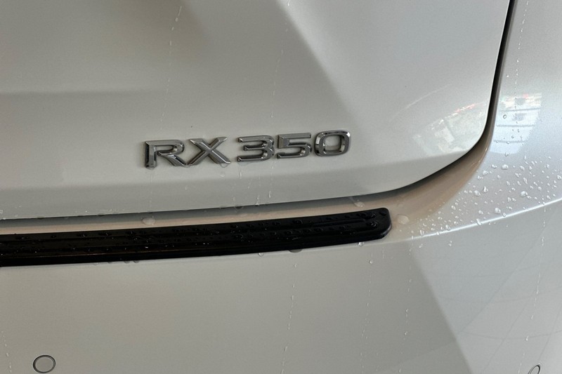 Lexus RX Vehicle Full-screen Gallery Image 27