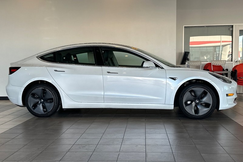 Tesla Model 3 Vehicle Full-screen Gallery Image 03