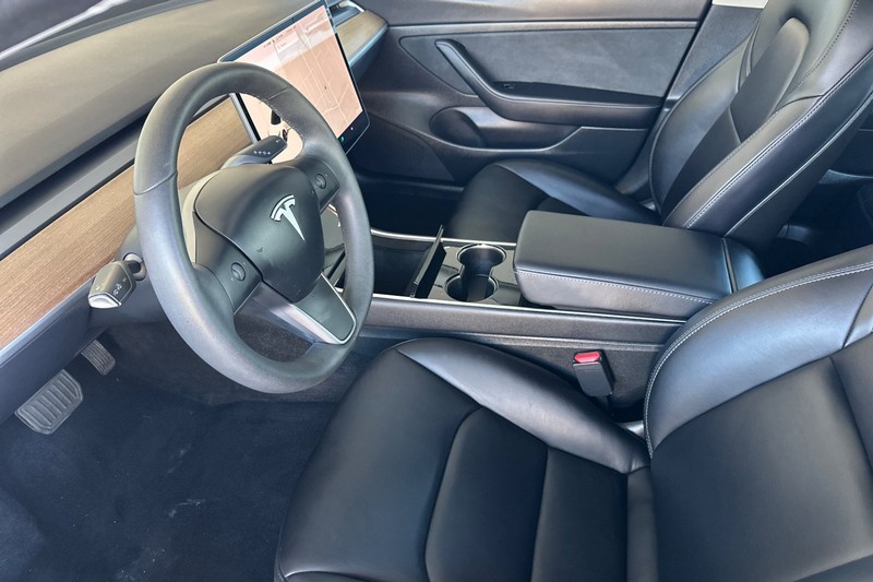 Tesla Model 3 Vehicle Full-screen Gallery Image 10