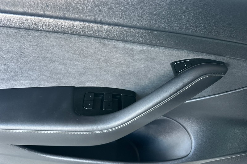 Tesla Model 3 Vehicle Full-screen Gallery Image 11