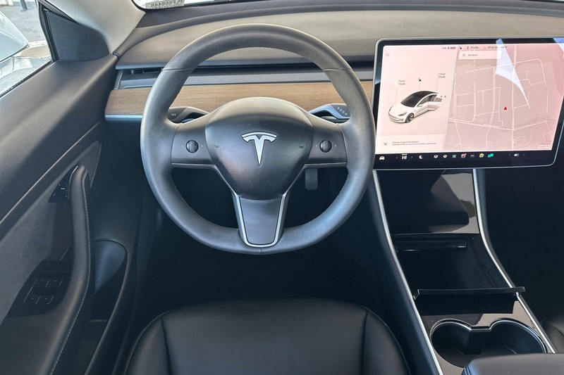 Tesla Model 3 Vehicle Full-screen Gallery Image 14