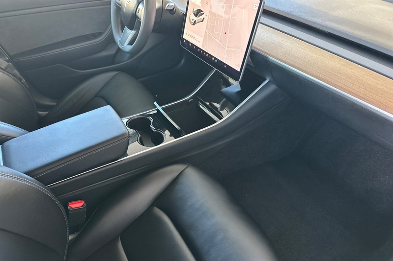 Tesla Model 3 Vehicle Full-screen Gallery Image 15