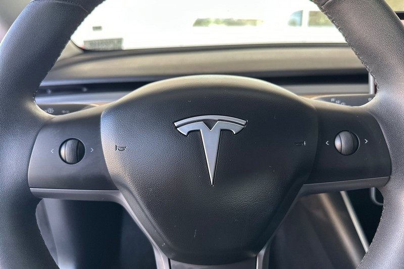 Tesla Model 3 Vehicle Full-screen Gallery Image 22