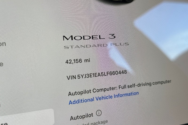 Tesla Model 3 Vehicle Full-screen Gallery Image 24