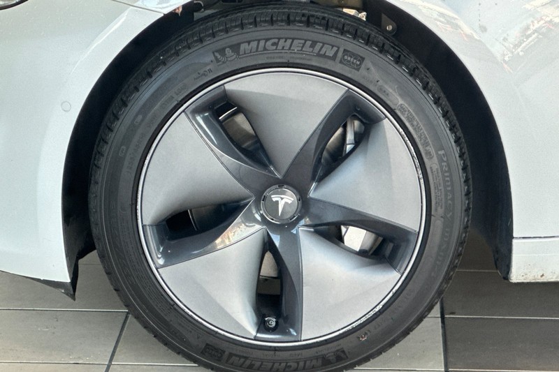 Tesla Model 3 Vehicle Full-screen Gallery Image 25