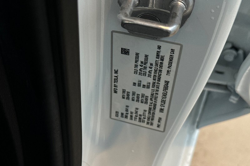 Tesla Model 3 Vehicle Full-screen Gallery Image 28