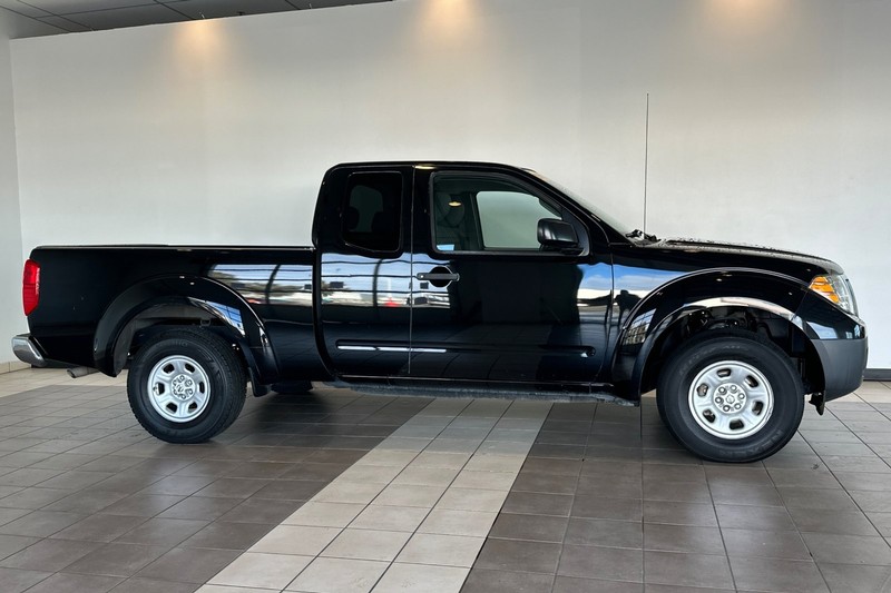 Nissan Frontier Vehicle Full-screen Gallery Image 03