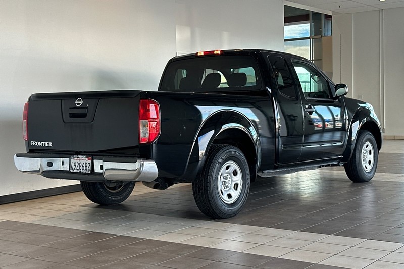 Nissan Frontier Vehicle Full-screen Gallery Image 04