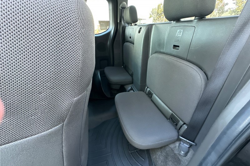 Nissan Frontier Vehicle Full-screen Gallery Image 12