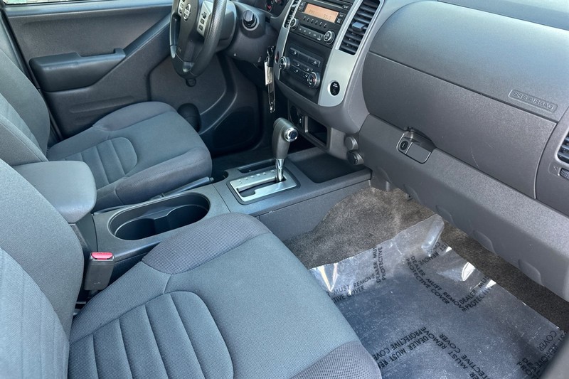 Nissan Frontier Vehicle Full-screen Gallery Image 15